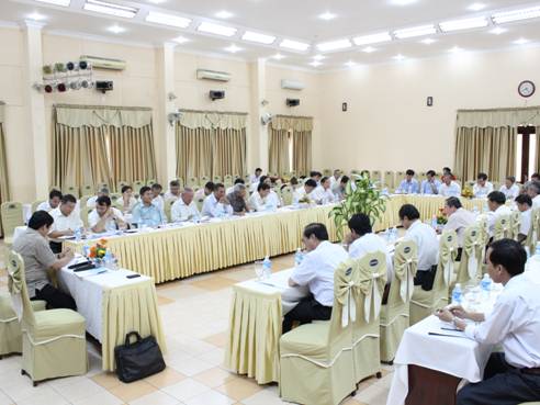 Meeting reviews religious affairs in Central and Central Highland regions in first half of 2013